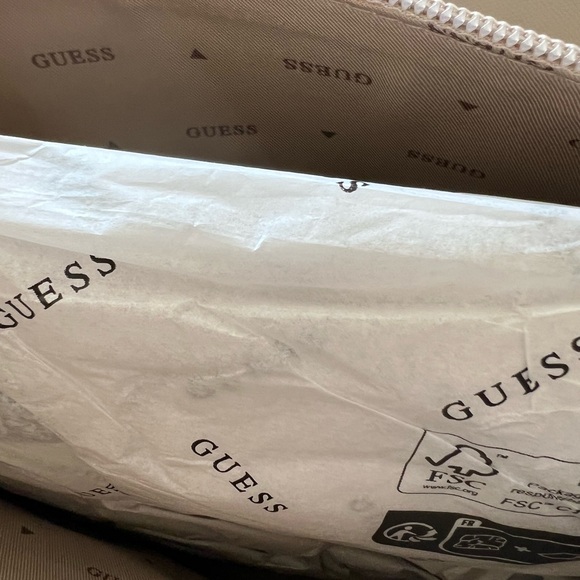 GUESS SET - Picture 10 of 15